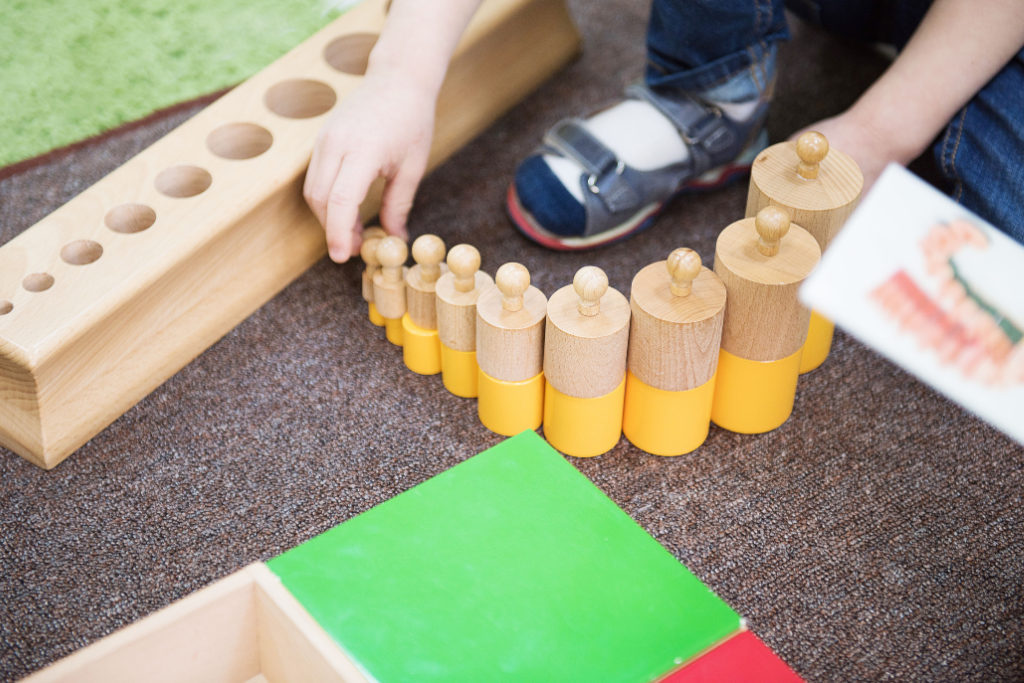 ¿Son los niños más felices en las escuelas Montessori?