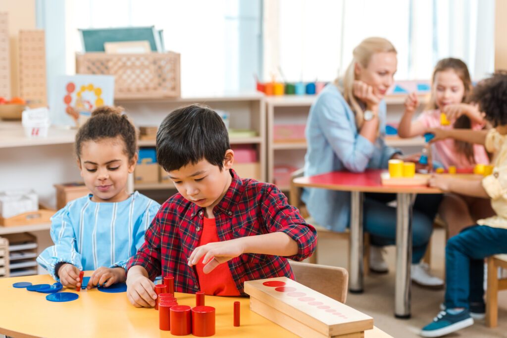 ¿Qué es una escuela Montessori? Una inmersión profunda en la educación centrada en el niño